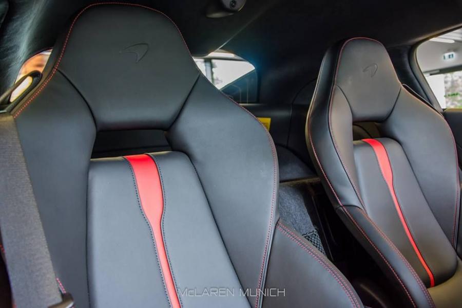 Детали интерьера McLaren 570S in Onyx Black 2016 года  (фото 18 из 19)